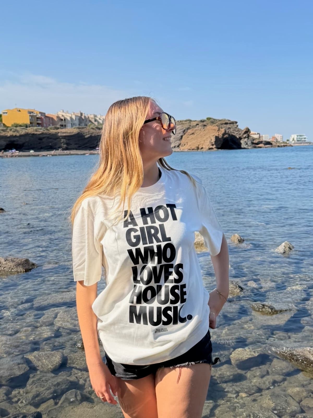 Tee Hot Girl — Face à la mer, dos à la nuit